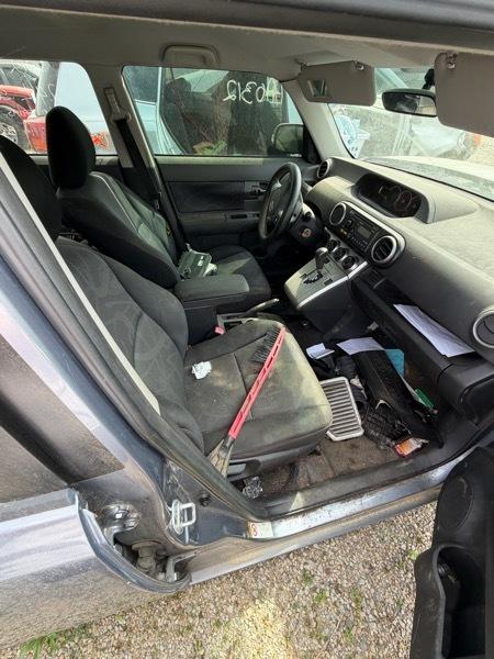 Scion xB 5-Door Wagon 5-Spd MT 2012