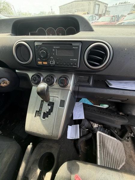 Scion xB 5-Door Wagon 5-Spd MT 2012