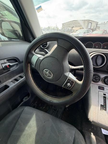 Scion xB 5-Door Wagon 5-Spd MT 2012