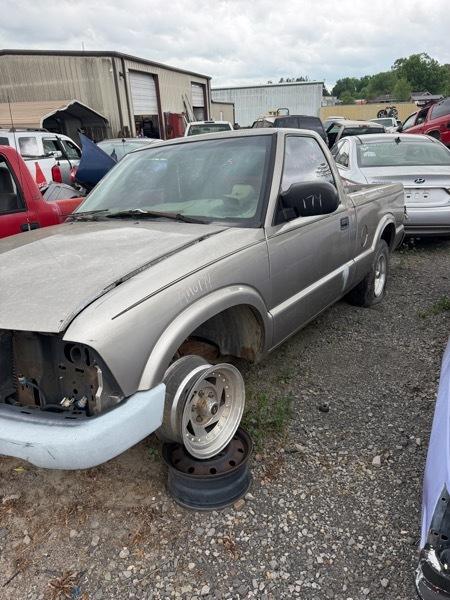 Chevrolet S10 Pickup Short Bed 2WD 1999