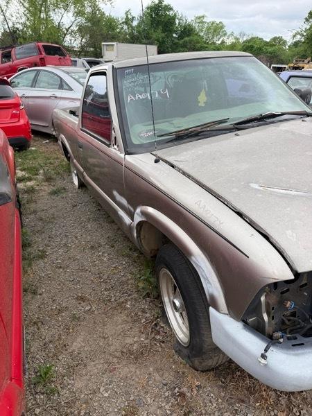 Chevrolet S10 Pickup Short Bed 2WD 1999