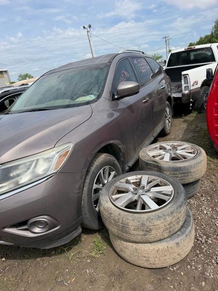 Nissan Pathfinder LE 2WD 2013