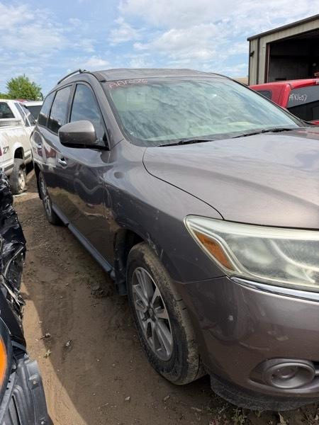 Nissan Pathfinder LE 2WD 2013