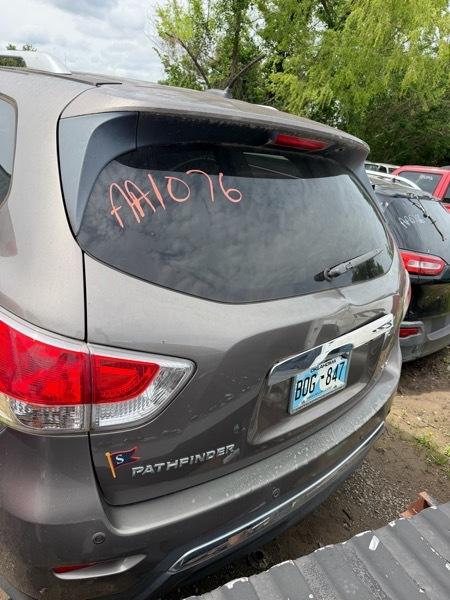 Nissan Pathfinder LE 2WD 2013