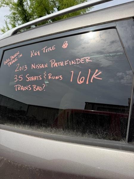 Nissan Pathfinder LE 2WD 2013