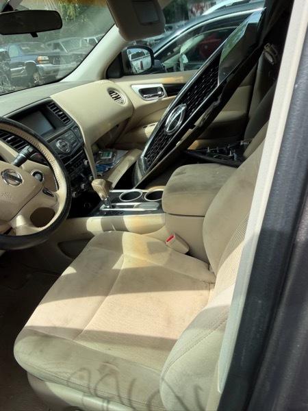 Nissan Pathfinder LE 2WD 2013