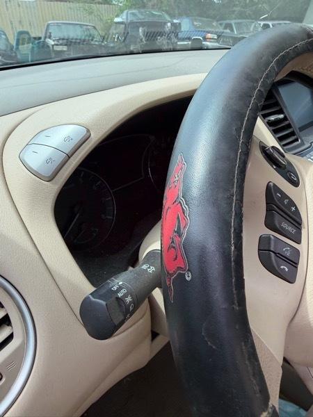 Nissan Pathfinder LE 2WD 2013