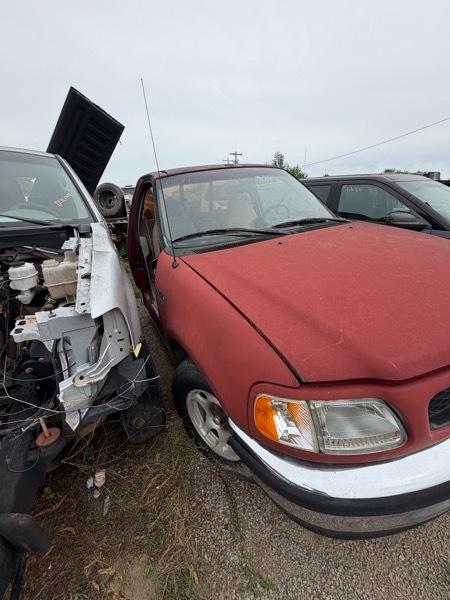 Ford F-150 Reg. Cab Short Bed 2WD 1997