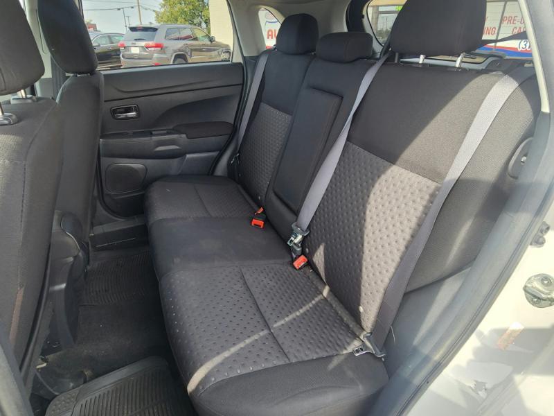 Mitsubishi Outlander Sport SE 4WD 2011