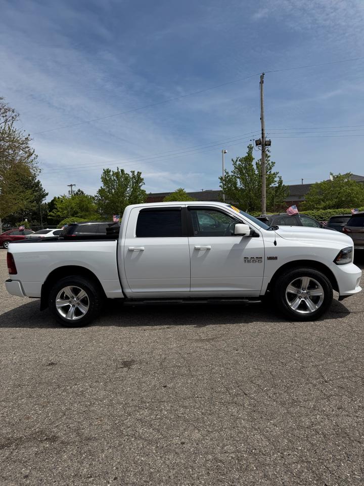 RAM 1500 4WD Crew Cab 140.5" Sport 2015
