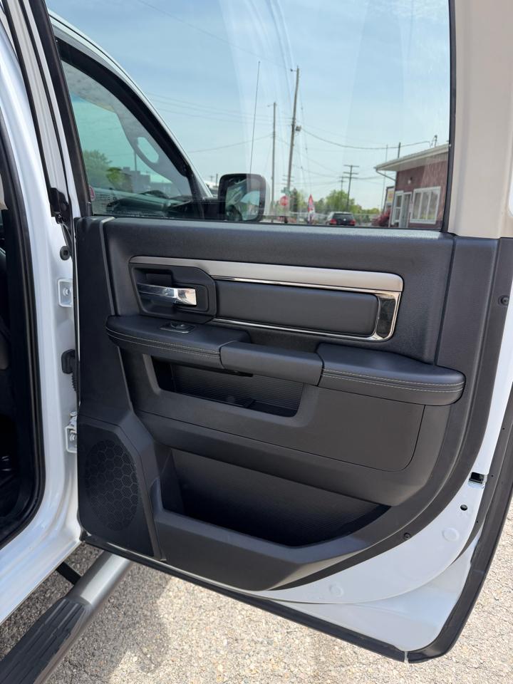 RAM 1500 4WD Crew Cab 140.5" Sport 2015