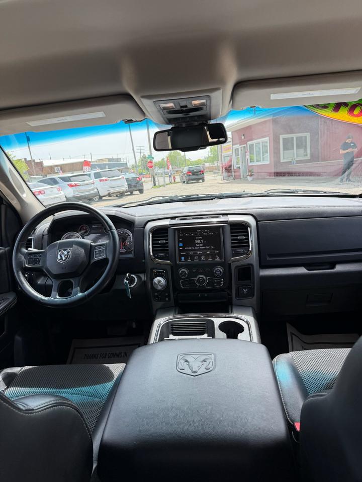 RAM 1500 4WD Crew Cab 140.5" Sport 2015