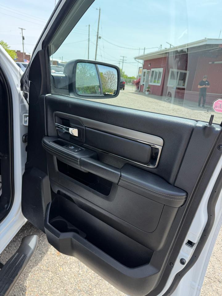RAM 1500 4WD Crew Cab 140.5" Sport 2015