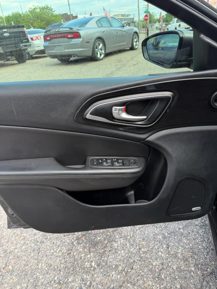2015 Chrysler 200 C - Photo 7