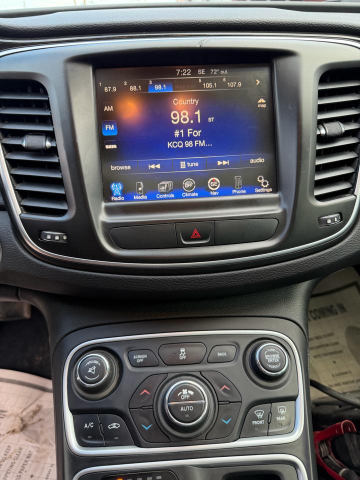 2015 Chrysler 200 C - Photo 9