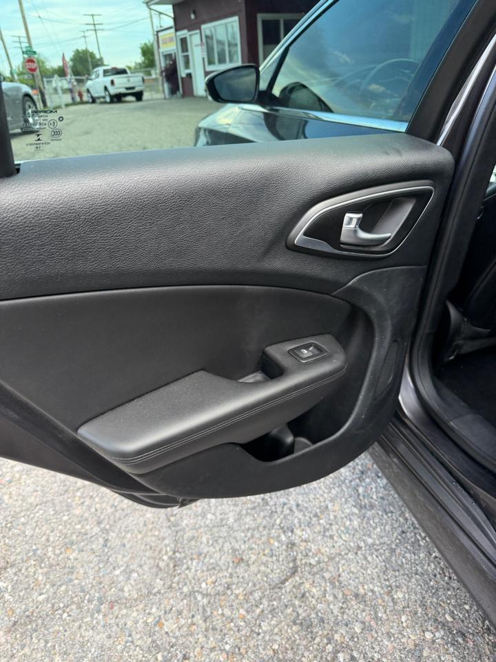 2015 Chrysler 200 C - Photo 11
