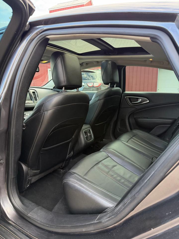 2015 Chrysler 200 C - Photo 12