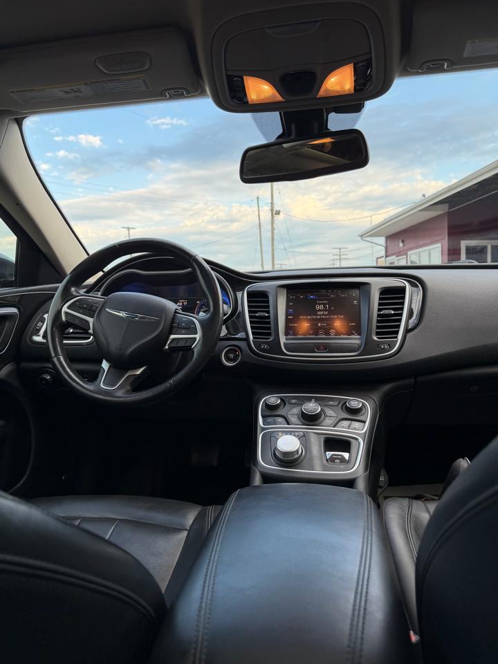 2015 Chrysler 200 C - Photo 13
