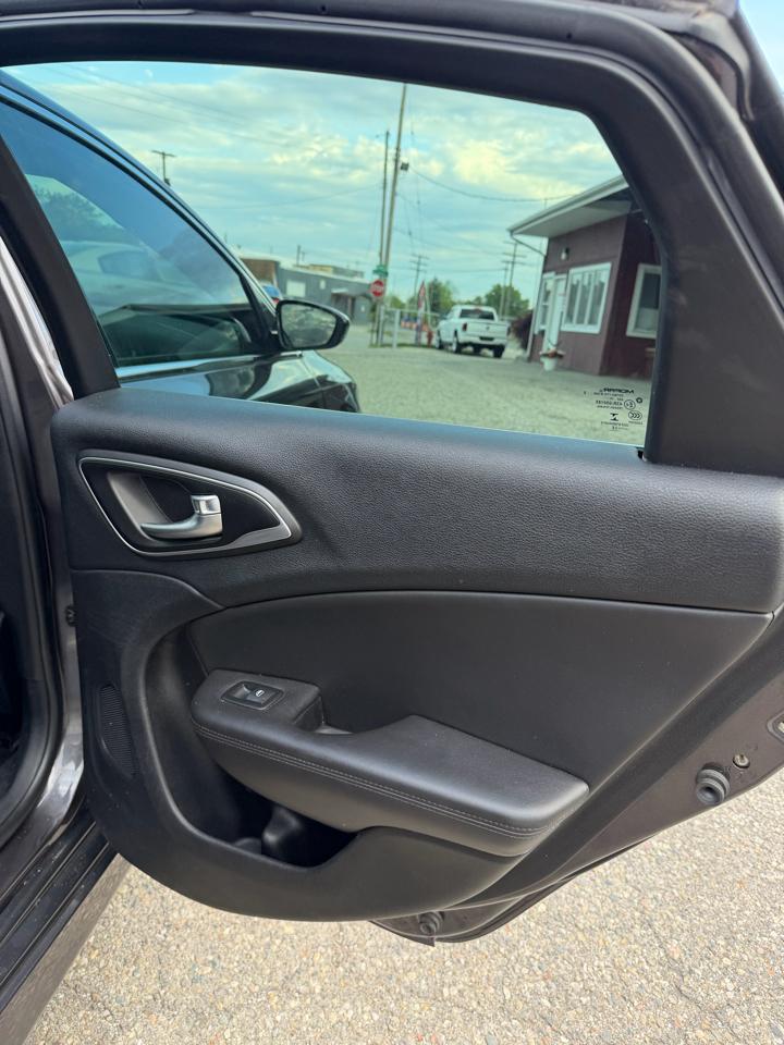2015 Chrysler 200 C - Photo 14
