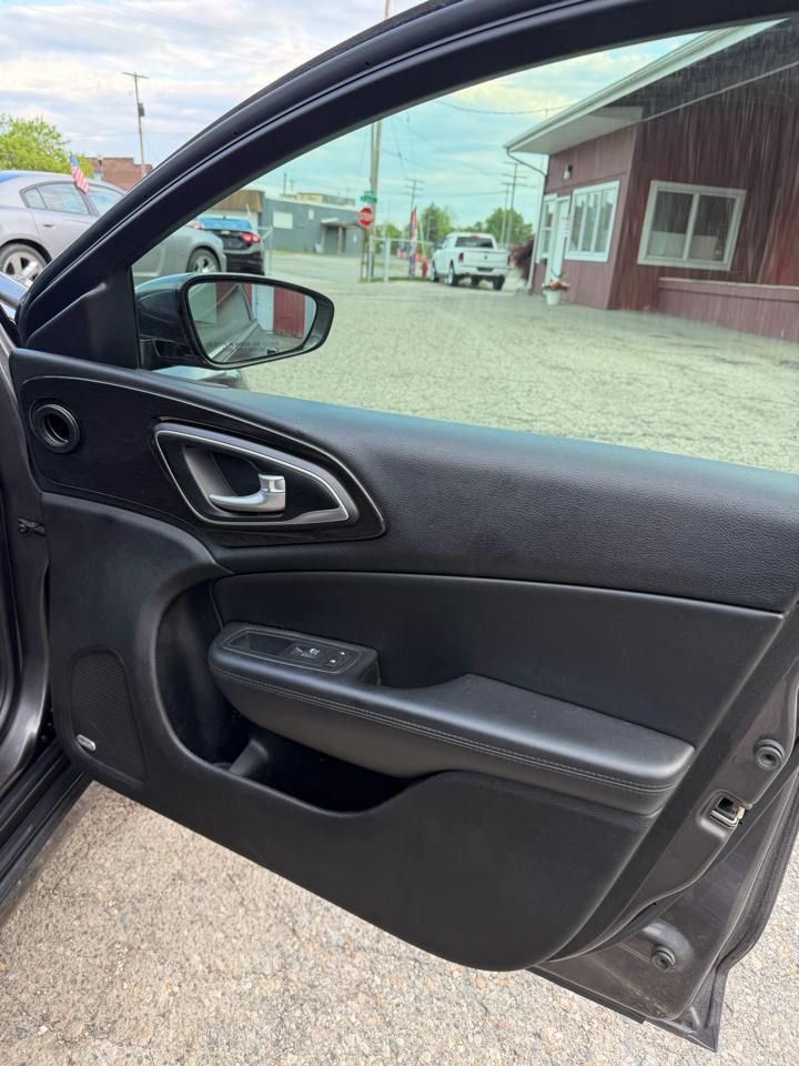 2015 Chrysler 200 C - Photo 16