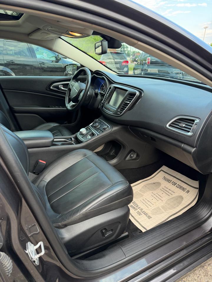 2015 Chrysler 200 C - Photo 17