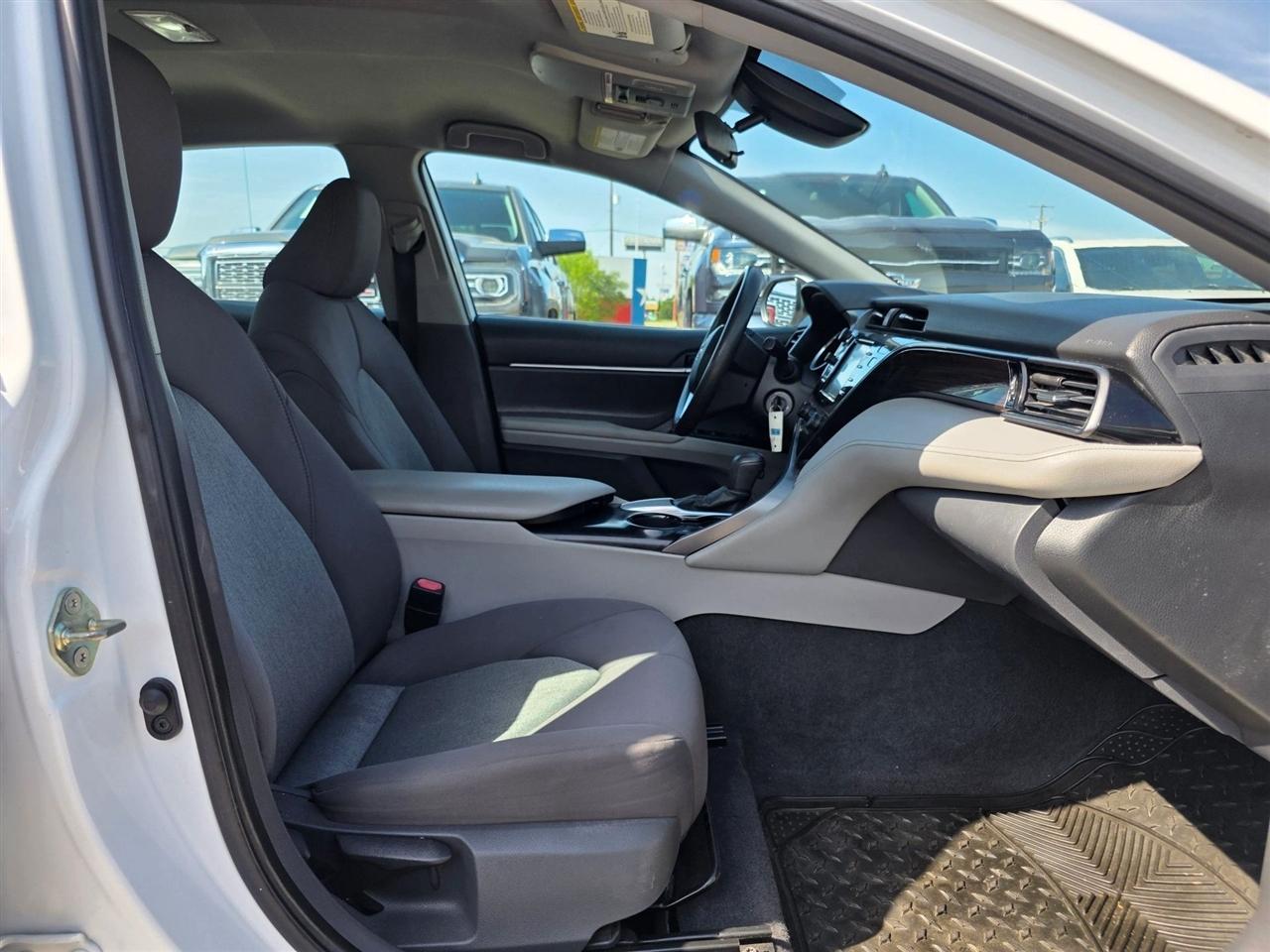 Toyota Camry LE Auto (Natl) 2020