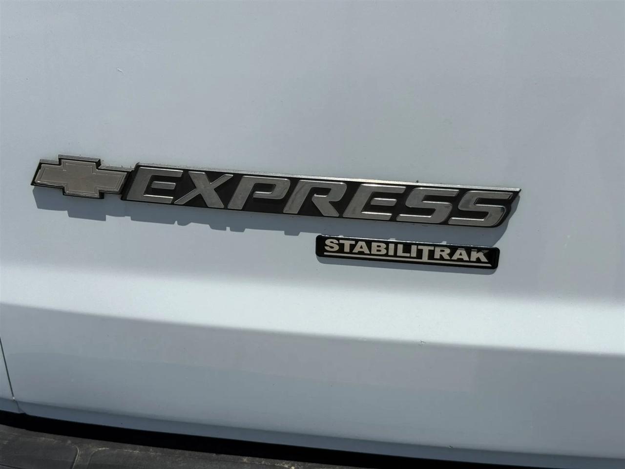 Chevrolet Express Cargo Van RWD 2500 135" 2013