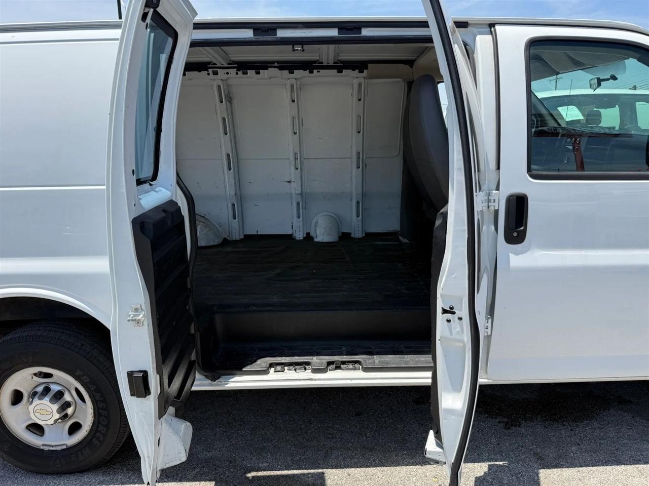 Chevrolet Express Cargo Van RWD 2500 135" 2013