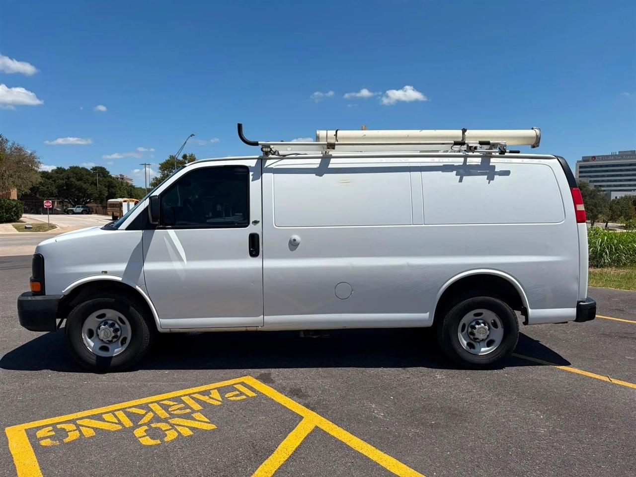 Chevrolet Express Cargo Van RWD 2500 135" 2012
