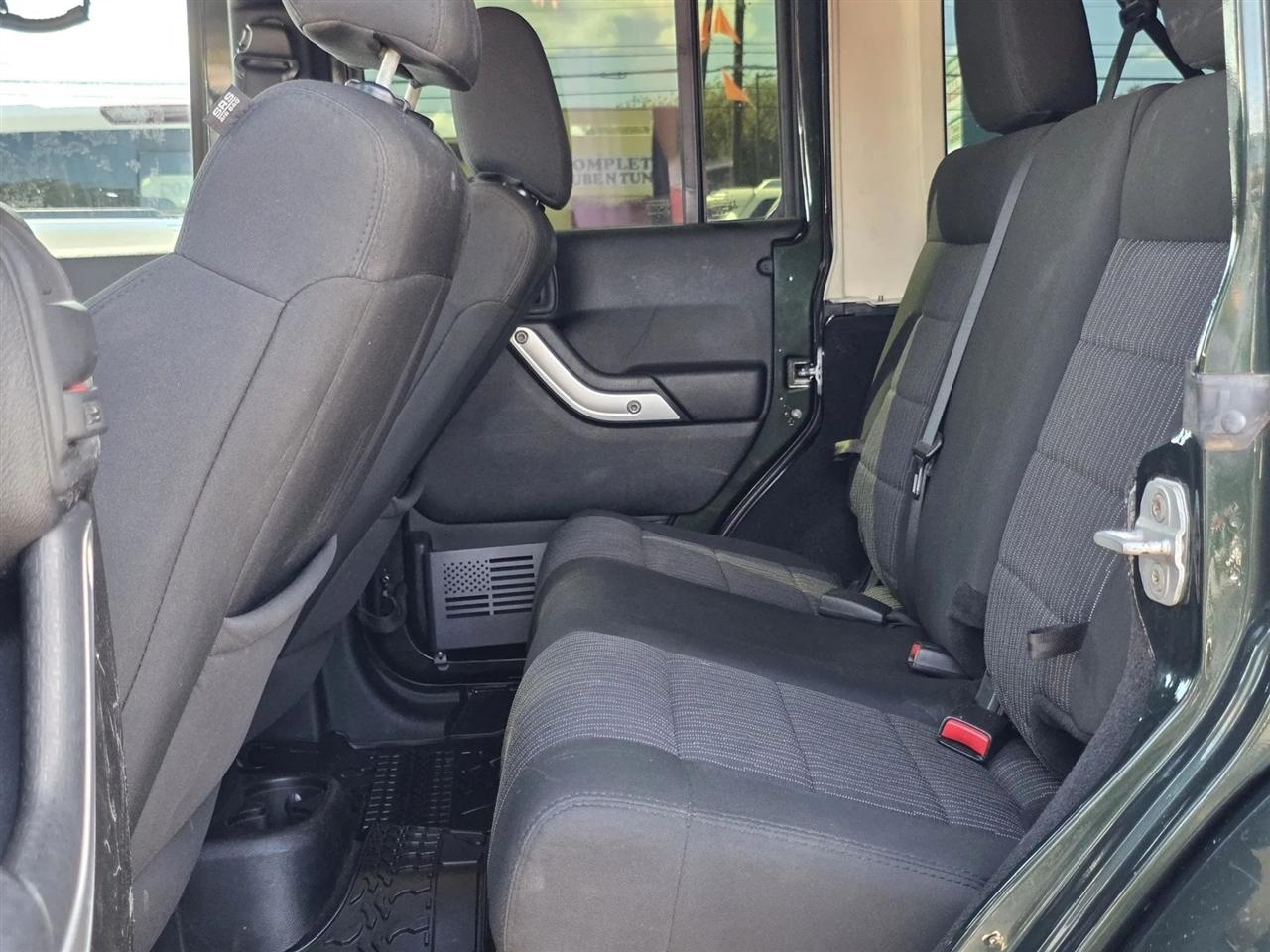 Jeep Wrangler Unlimited 4WD 4dr Sahara 2011