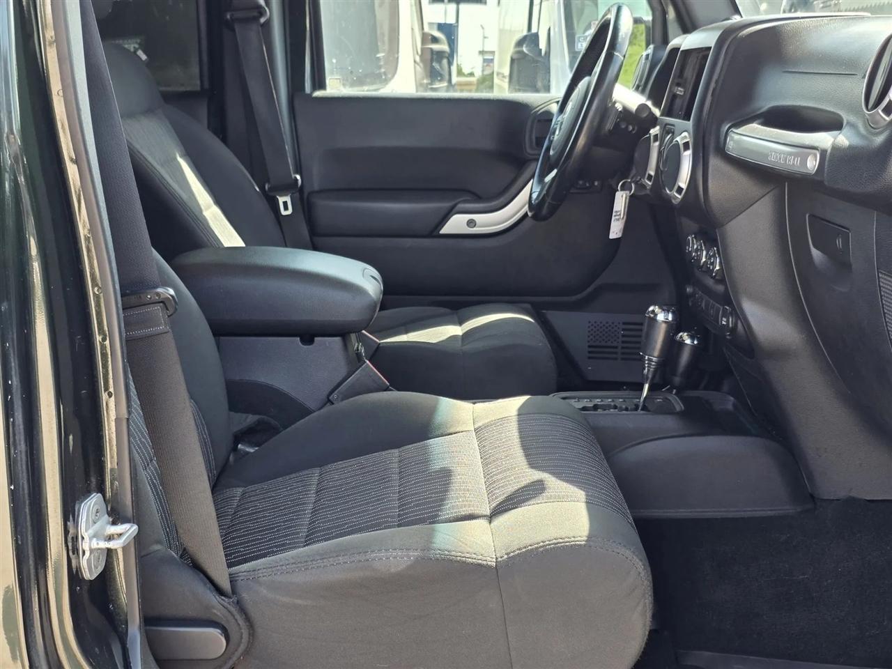 Jeep Wrangler Unlimited 4WD 4dr Sahara 2011