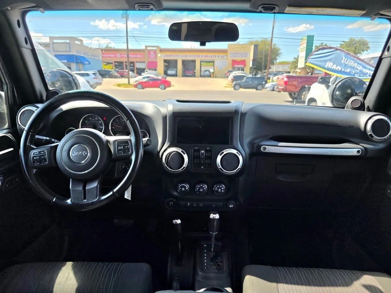 Jeep Wrangler Unlimited 4WD 4dr Sahara 2011