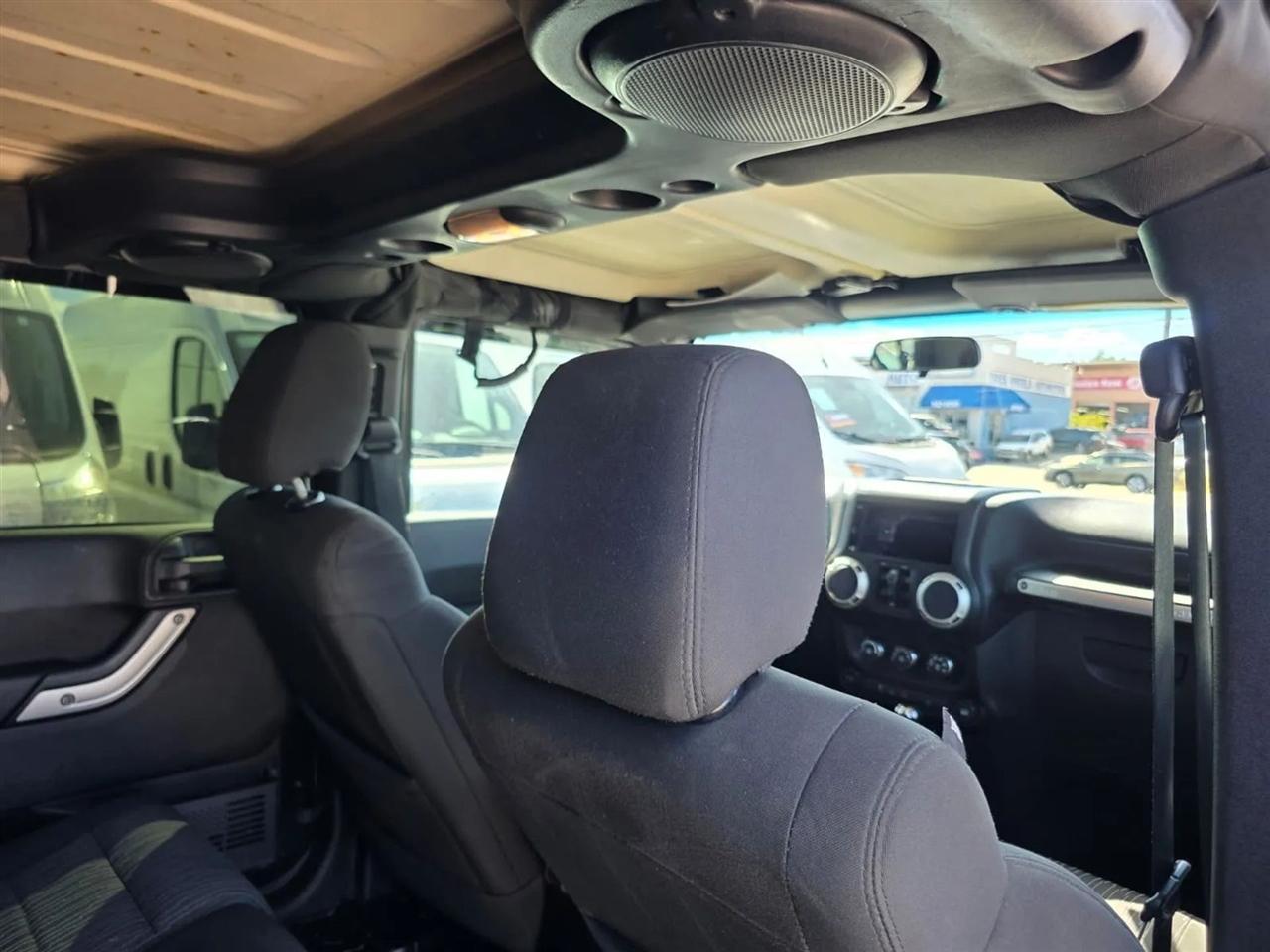 Jeep Wrangler Unlimited 4WD 4dr Sahara 2011