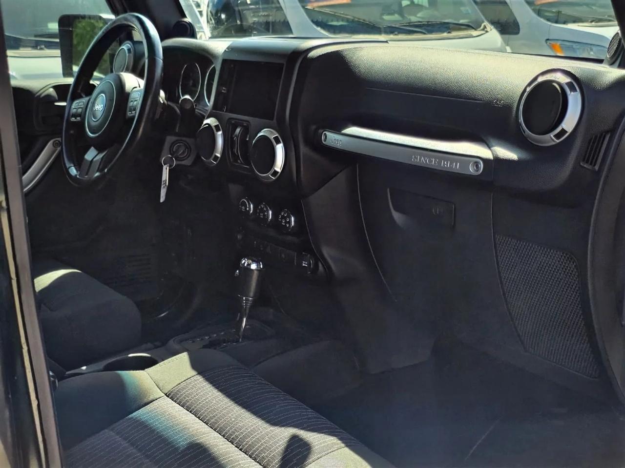 Jeep Wrangler Unlimited 4WD 4dr Sahara 2011