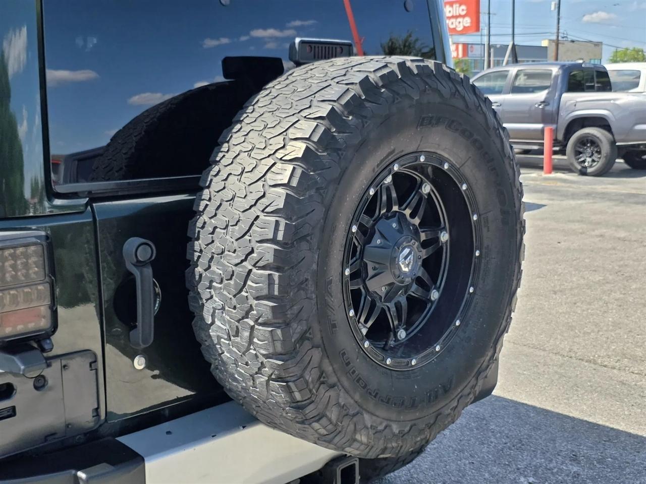 Jeep Wrangler Unlimited 4WD 4dr Sahara 2011