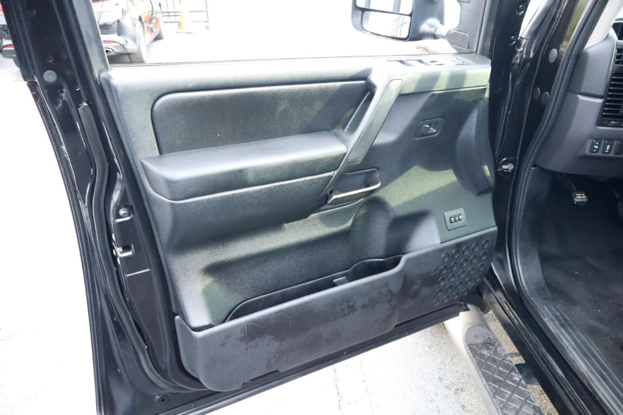 Nissan Titan 2WD Crew Cab SWB SL 2012