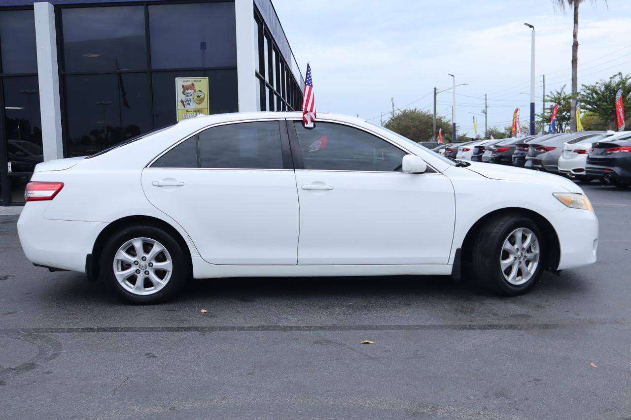 Toyota Camry LE 6-Spd AT 2011