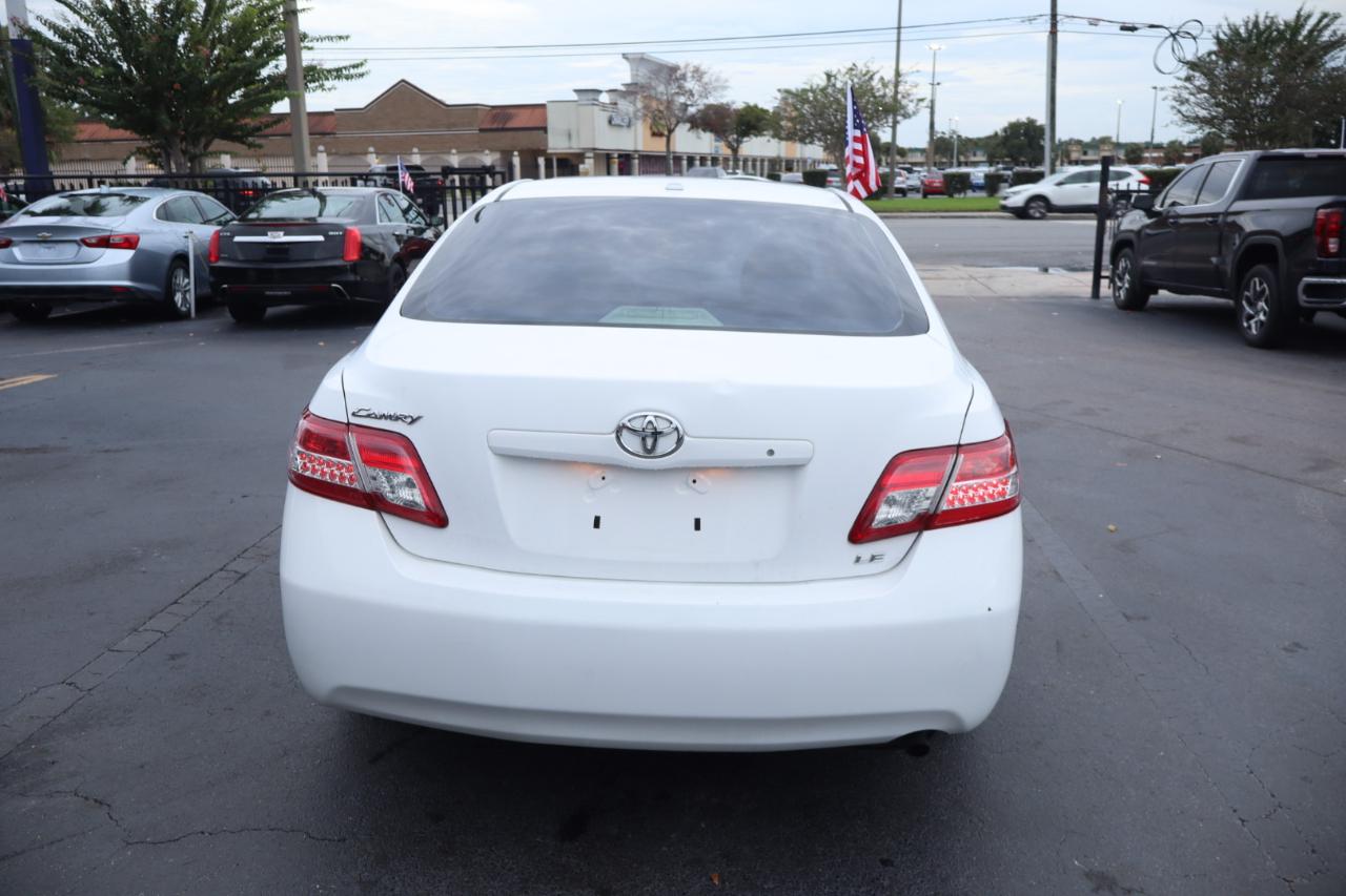 Toyota Camry LE 6-Spd AT 2011