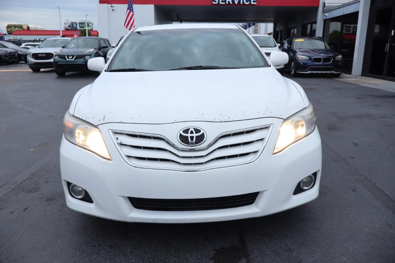 Toyota Camry LE 6-Spd AT 2011