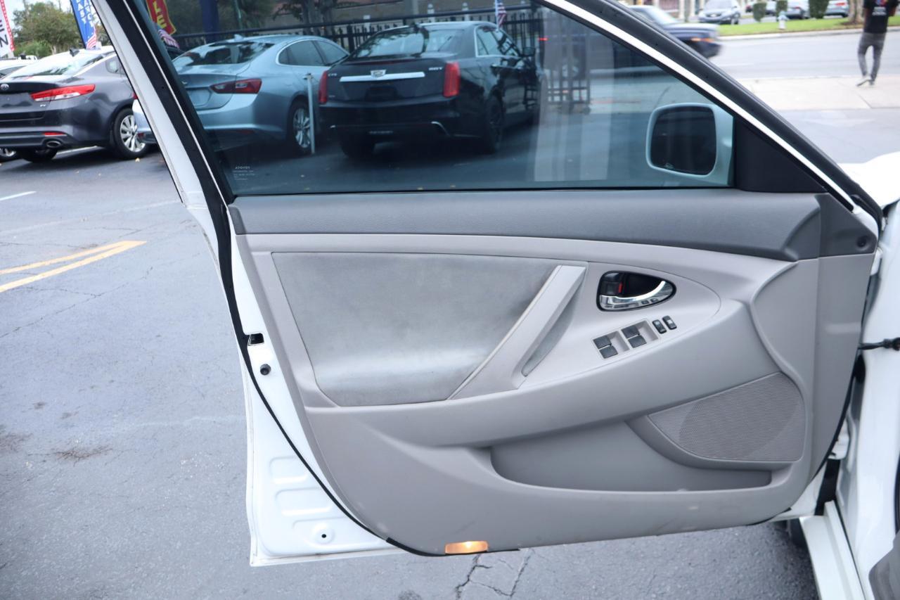 Toyota Camry LE 6-Spd AT 2011