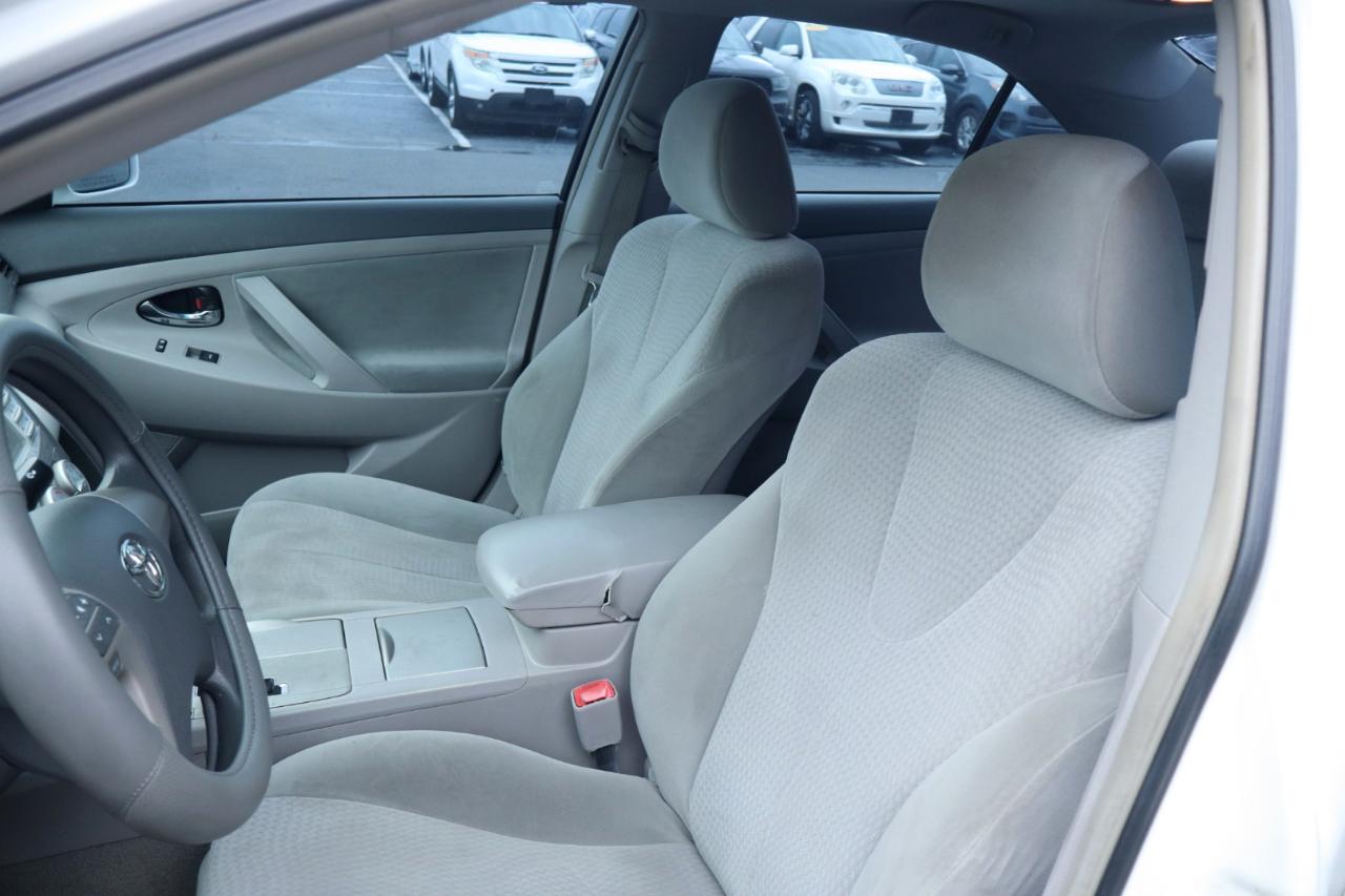Toyota Camry LE 6-Spd AT 2011