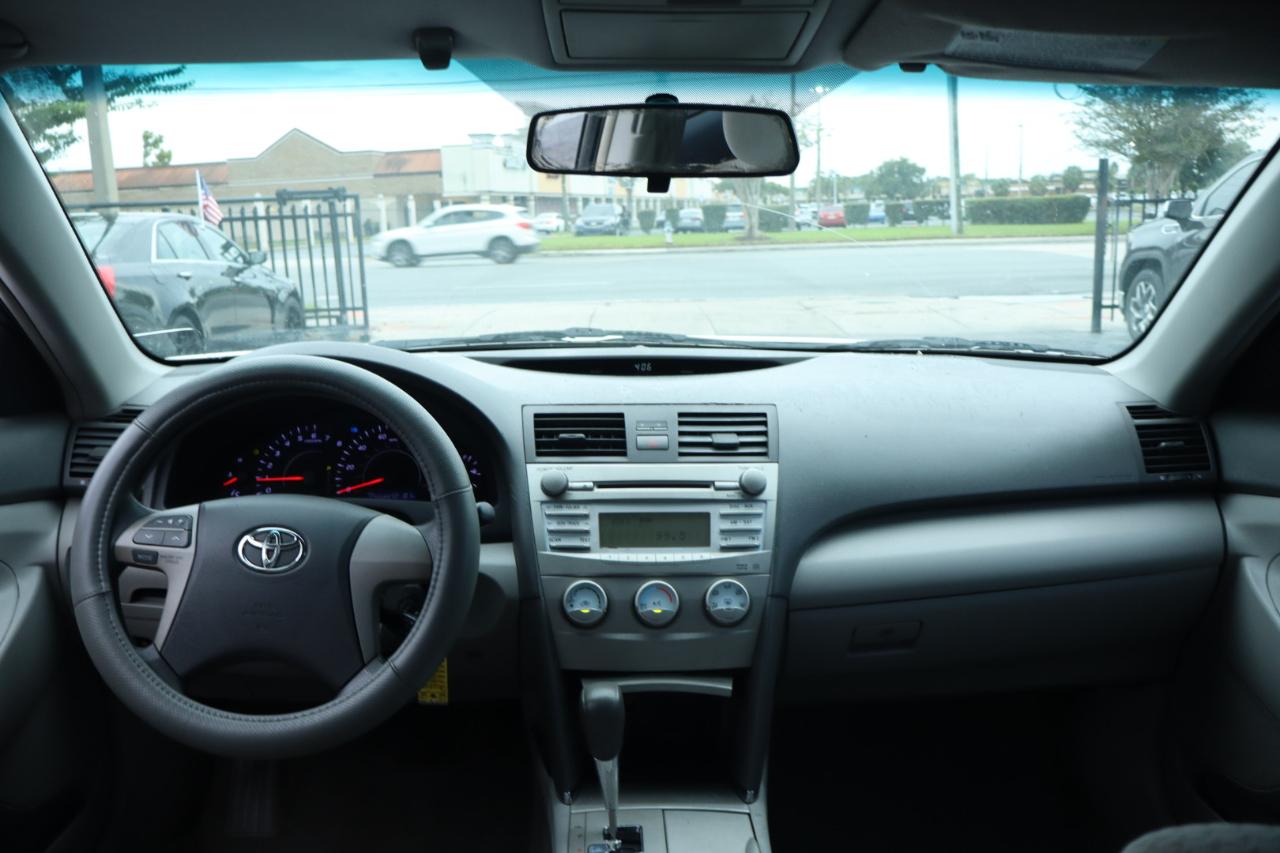 Toyota Camry LE 6-Spd AT 2011
