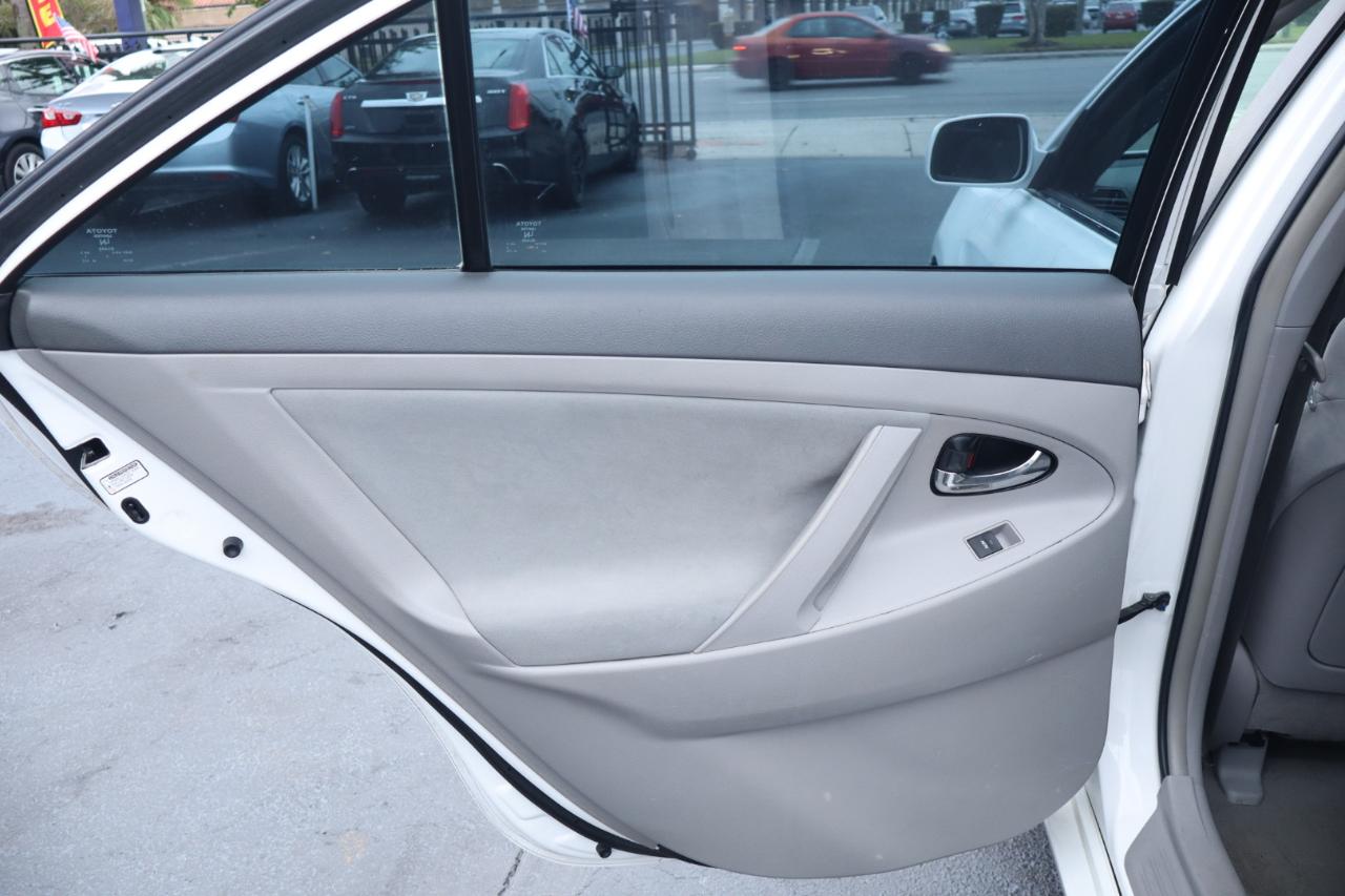 Toyota Camry LE 6-Spd AT 2011