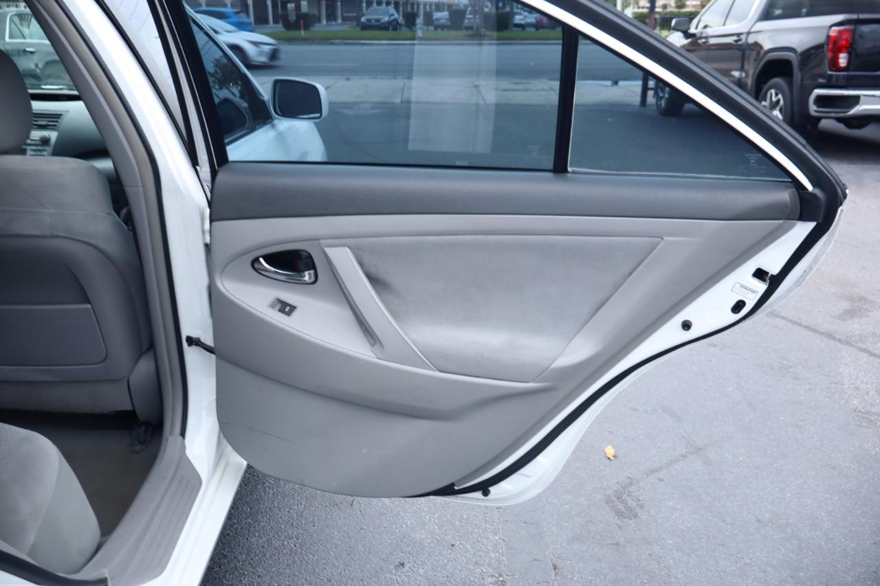 Toyota Camry LE 6-Spd AT 2011