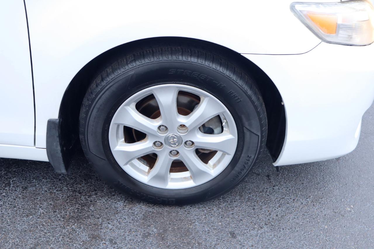 Toyota Camry LE 6-Spd AT 2011