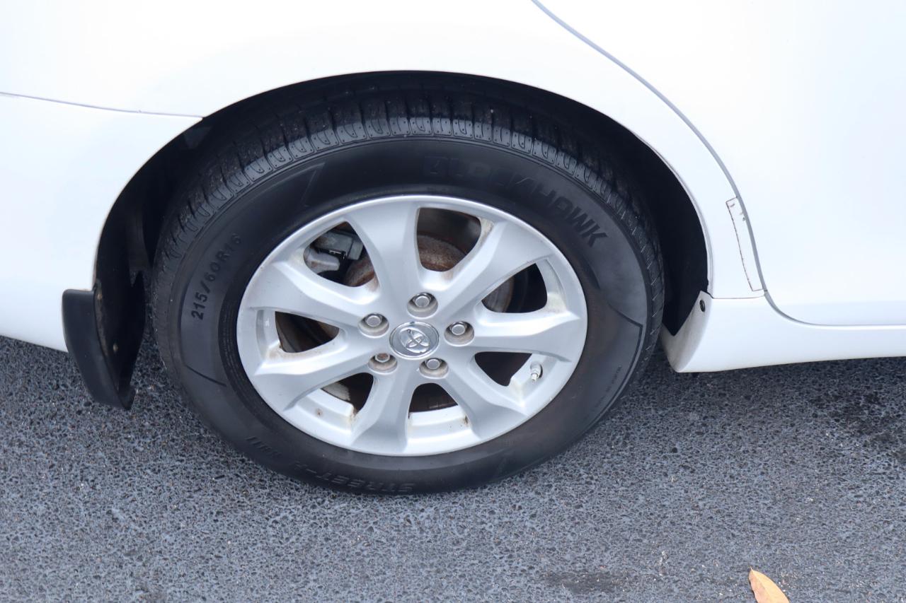 Toyota Camry LE 6-Spd AT 2011
