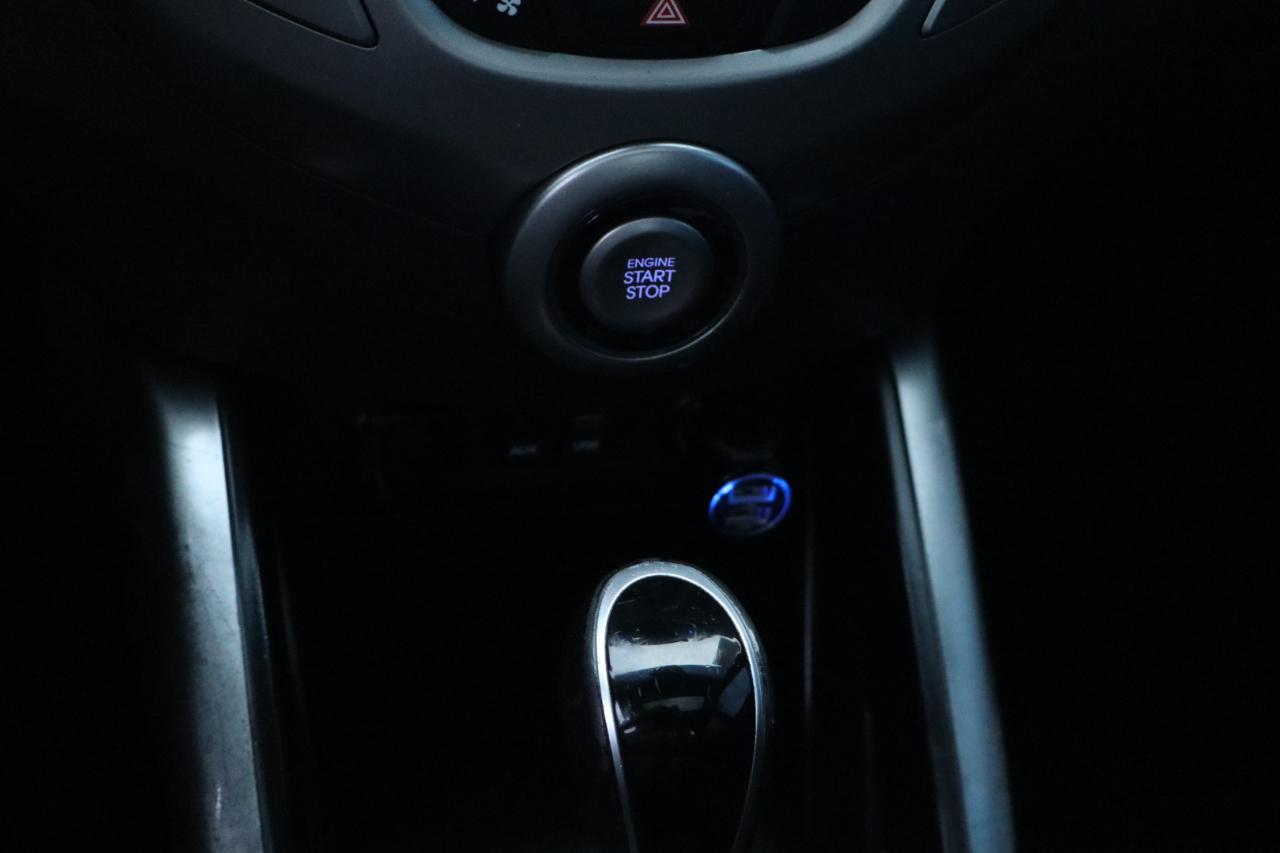 Hyundai Veloster Base 6MT 2017