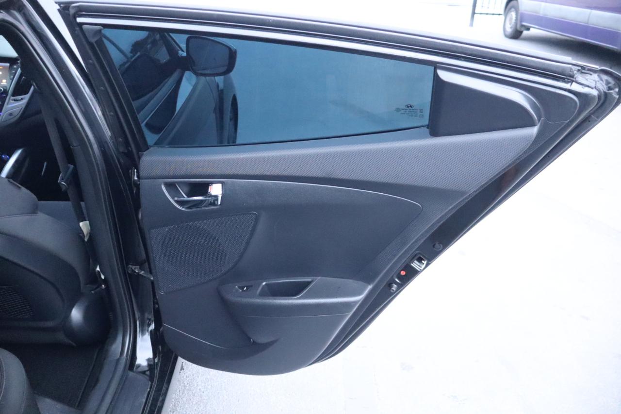Hyundai Veloster Base 6MT 2017