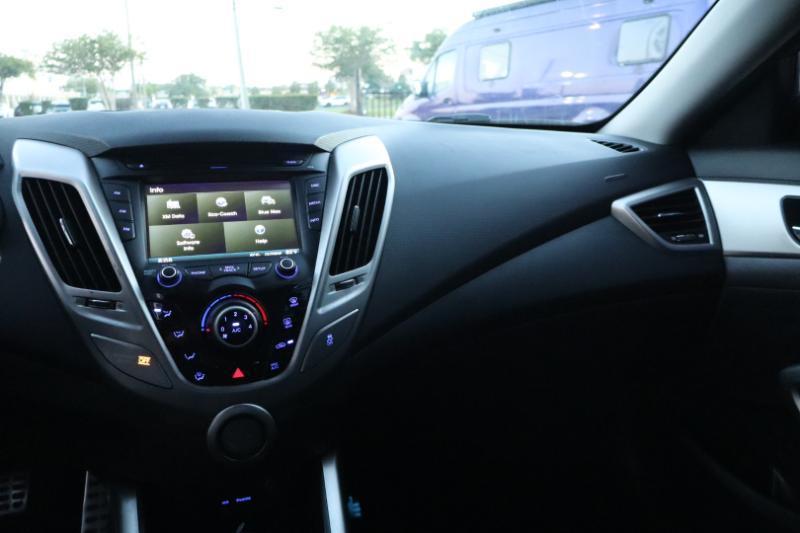 Hyundai Veloster Base 2013