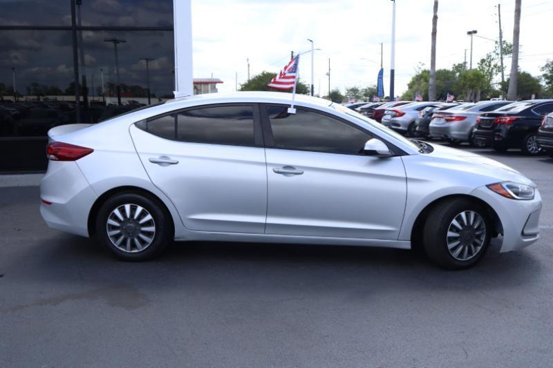 Hyundai Elantra SE 6AT 2018